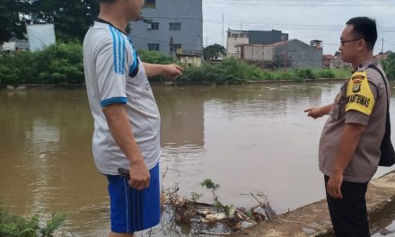 Kerja keras yang dilakukan bhabinkamtibmas Aipda Agus Hariyanto,SH dalam membantu banjir warga Ciledug Indah Pedurenan Kota Tangerang