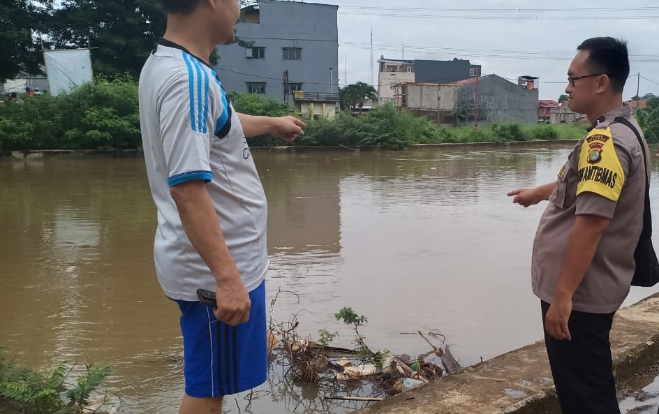 Kerja keras yang dilakukan bhabinkamtibmas Aipda Agus Hariyanto,SH dalam membantu banjir warga Ciledug Indah Pedurenan Kota Tangerang