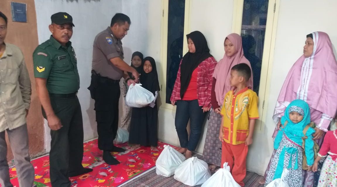 Pemberian Santunan Anak Yatim Piatu oleh Bhabinkamtibmas dan Babinsa kel. Poris Plawad