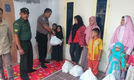 Pemberian Santunan Anak Yatim Piatu oleh Bhabinkamtibmas dan Babinsa kel. Poris Plawad