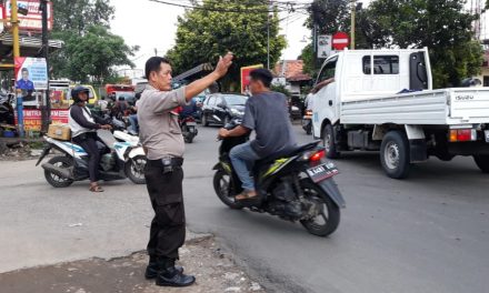 Kesigapan Unit Lantas Polsek Cipondoh dalam Gatur Lalin Sore Hari Untuk Antisipasi Kemacetan