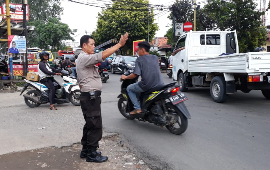 Kesigapan Unit Lantas Polsek Cipondoh dalam Gatur Lalin Sore Hari Untuk Antisipasi Kemacetan