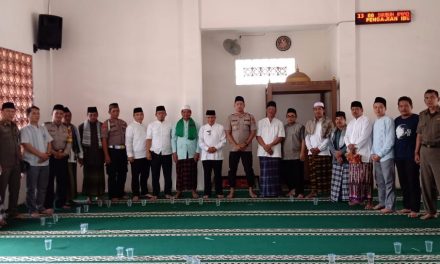 KAPOLSEK BENDA, CAMAT BENDA DAN LURAH BENDA MELKASANAKAN SHOLAT JUMAT KELILING DI MASJID AL-IKHLAS RT.02/08 KEL.BENDA KEC.BENDA KOTA TANGERANG.