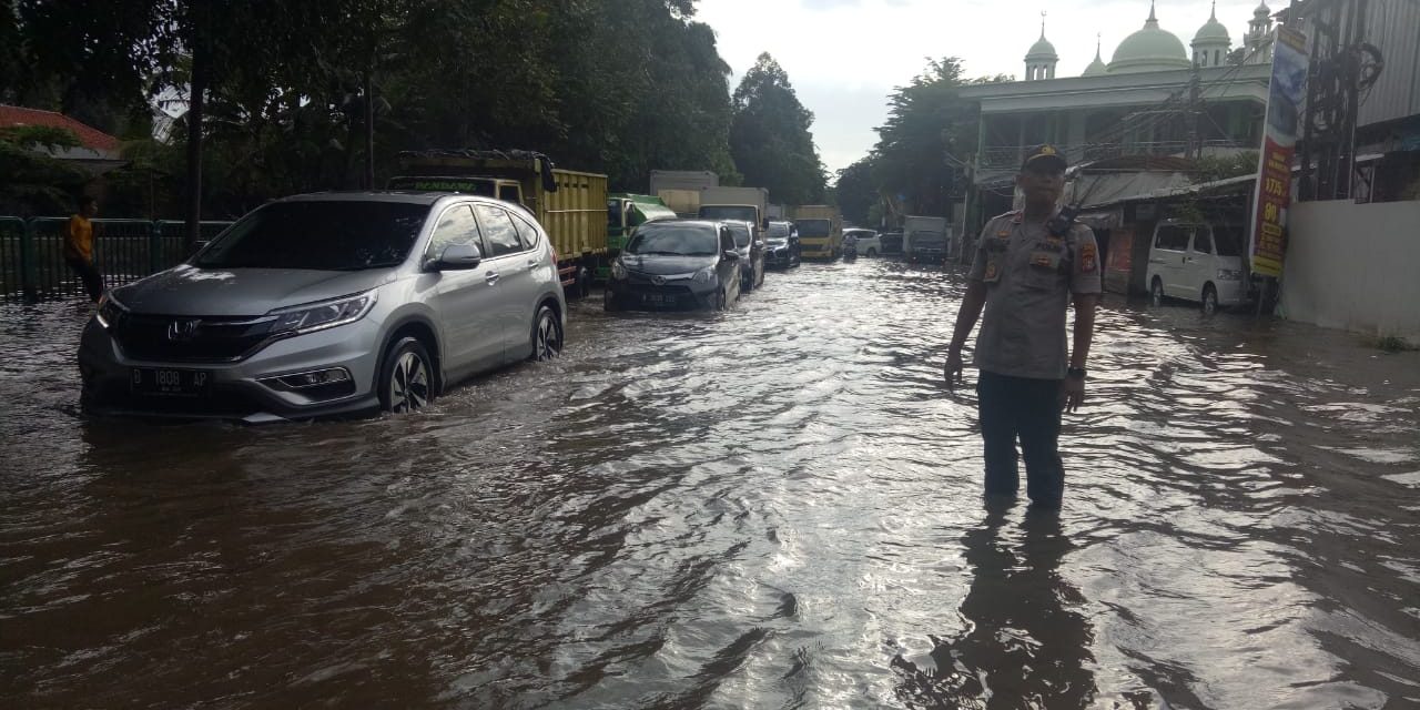 KAPOLSEK BENDA KOMPOL DODDY GINANJAR,SH BERIKUT ANGGOTA MELAKSANAKAN GATUR LALIN DILOKASI BANJIR