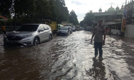 KAPOLSEK BENDA KOMPOL DODDY GINANJAR,SH BERIKUT ANGGOTA MELAKSANAKAN GATUR LALIN DILOKASI BANJIR