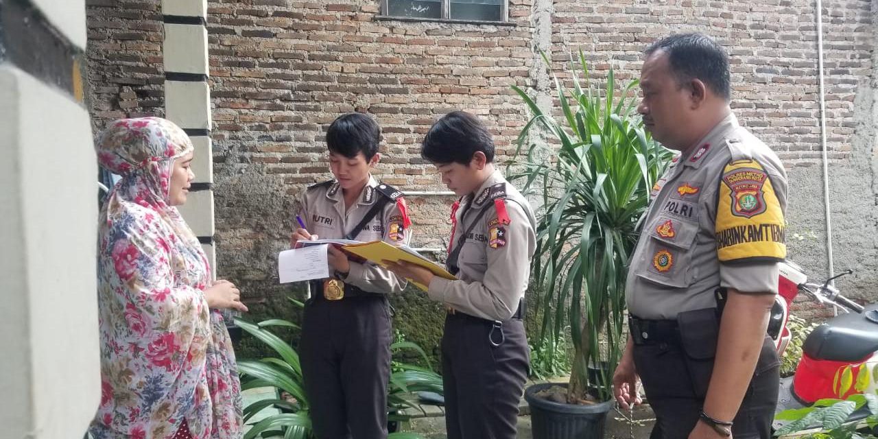 Bhabinkamtibmas Polsek Cipondoh Kel. Panunggangan, Aiptu Mulyadih  Didampingi Siswa Sepolwan Sambangi Warga