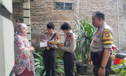 Bhabinkamtibmas Polsek Cipondoh Kel. Panunggangan, Aiptu Mulyadih  Didampingi Siswa Sepolwan Sambangi Warga