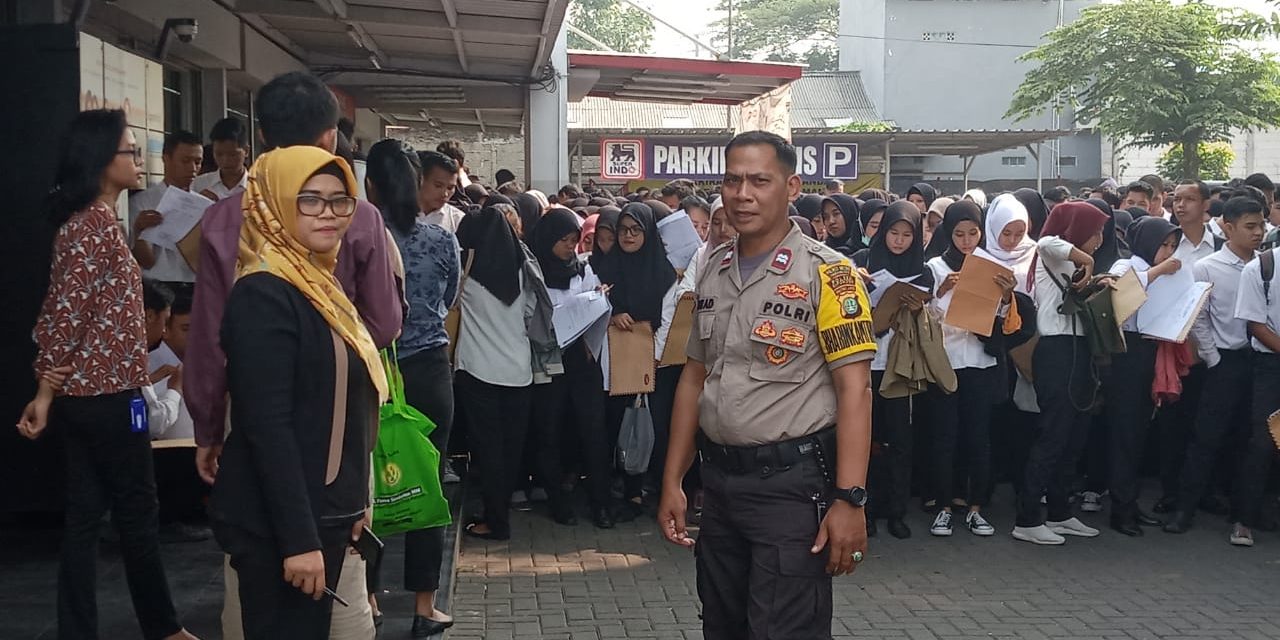 Aiptu Asmad Berikan Pengamanan Walk Interview Di Superindo Pinang