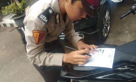 Latihan Fungsi Lantas dan Penilangan oleh Kanit Lantas AKP Bambang yang Diikuti oleh Siswa Polwan (Latja)