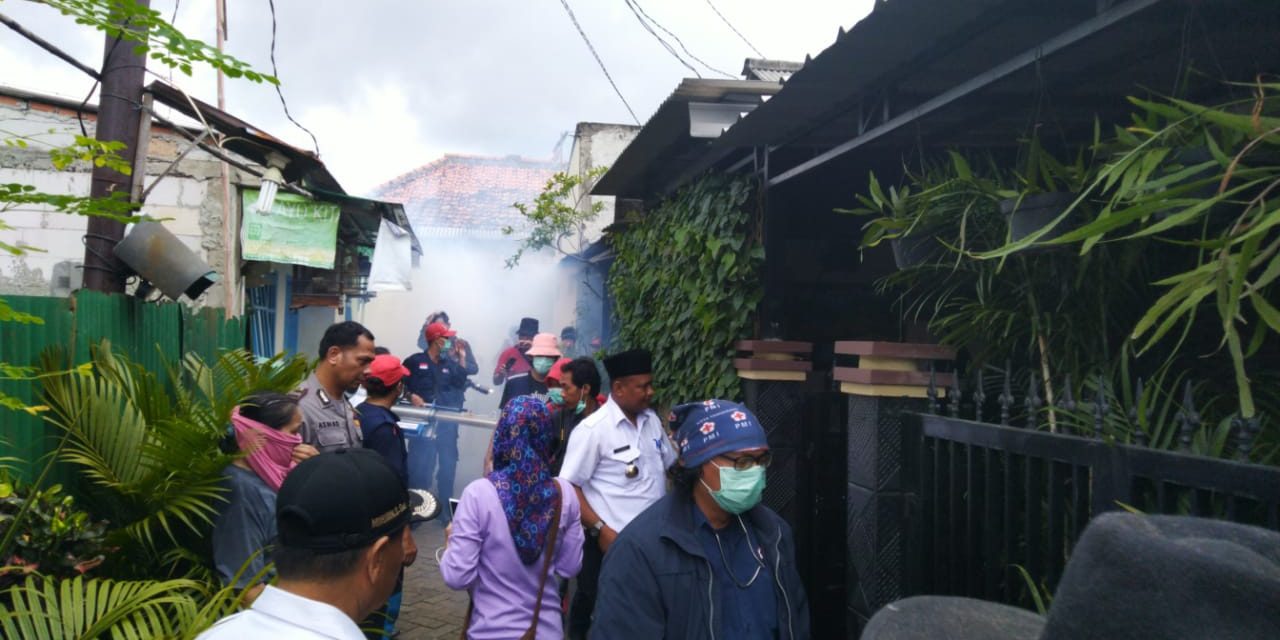 Bhabinkamtibmas Kel. Pinang, Aiptu Asmad Dampingi Tim Fogging Monitoring Giat Fogging