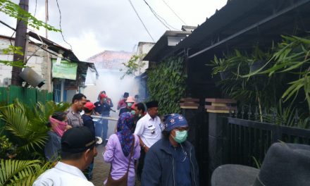 Bhabinkamtibmas Kel. Pinang, Aiptu Asmad Dampingi Tim Fogging Monitoring Giat Fogging