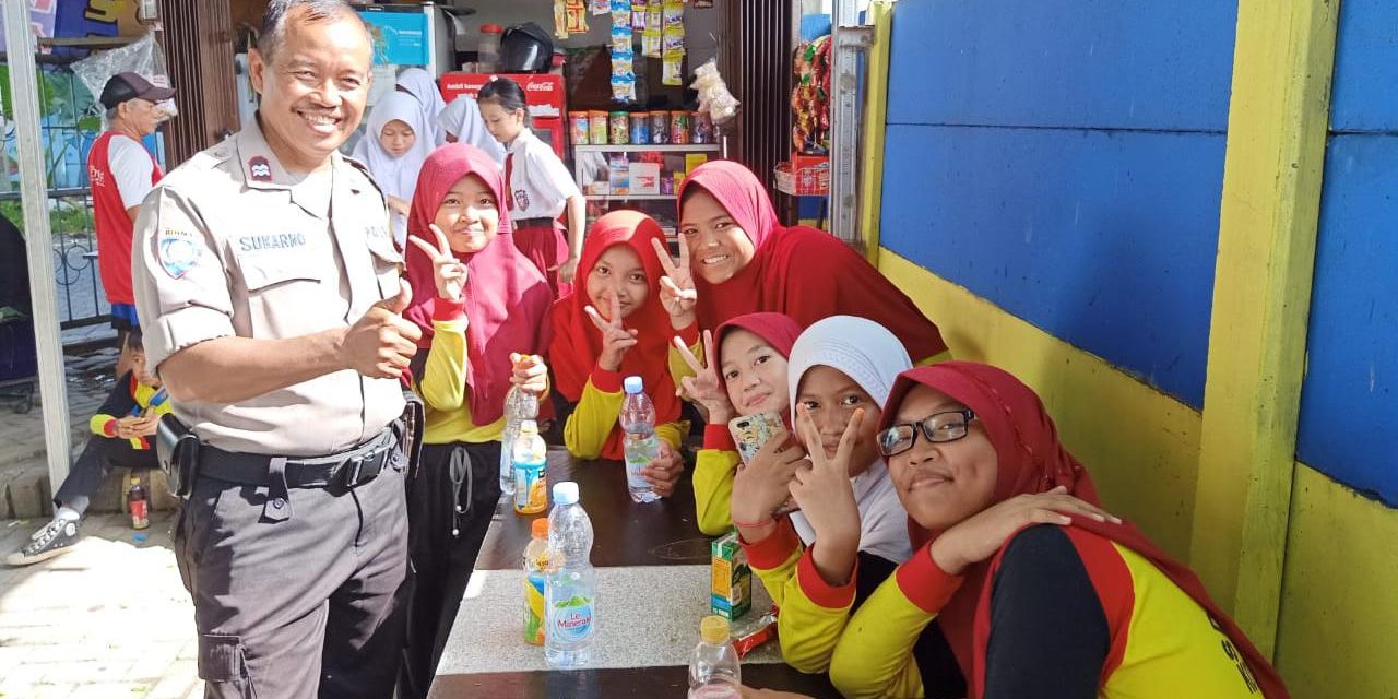 Demi Lingkungan Sekolah Tetap Aman Aiptu Sukarno Sambang Polkiss ke Sekolah SDN Cipondoh 2