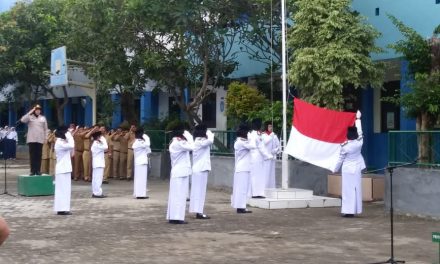 KANIT BHIMAS POLSEK BENDA IPTU SUMNINGRUM MENJADI PEMBINA UPACARA DI SMP NEGERI 21 JURUMUDI KEC.BENDA