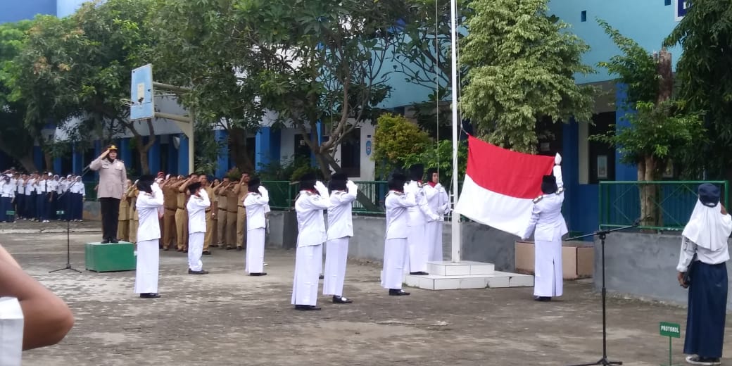 KANIT BHIMAS POLSEK BENDA IPTU SUMNINGRUM MENJADI PEMBINA UPACARA DI SMP NEGERI 21 JURUMUDI KEC.BENDA