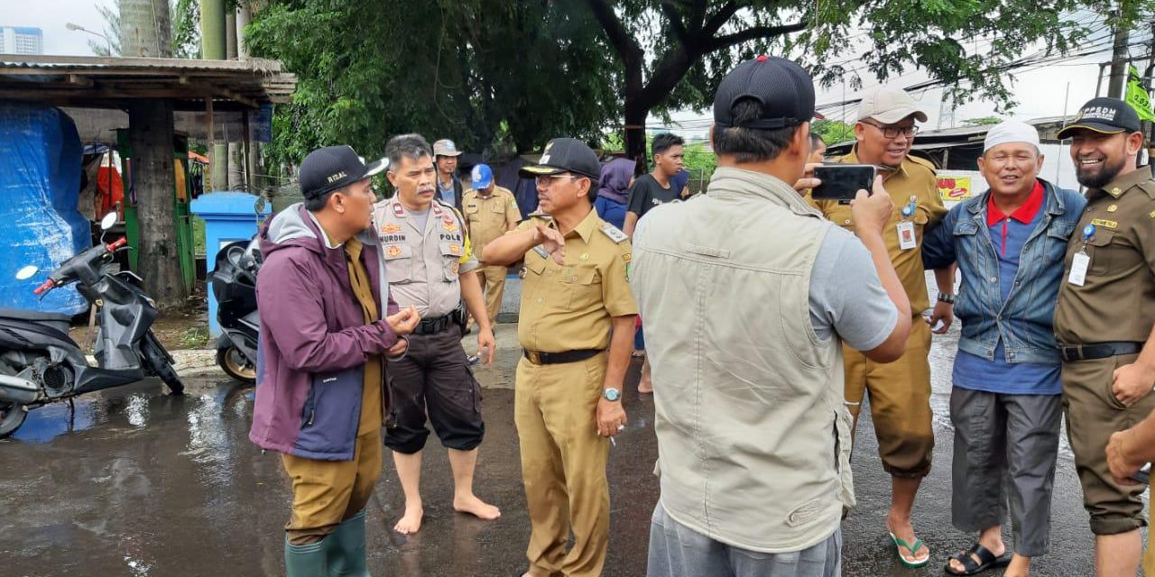 Antisipasi Tanggap Banjir Kapolsek Cipondoh dan Binamas Serta Unsur 3 Pilar Pantau Banjir di Kel. Petir