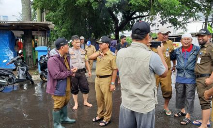 Antisipasi Tanggap Banjir Kapolsek Cipondoh dan Binamas Serta Unsur 3 Pilar Pantau Banjir di Kel. Petir