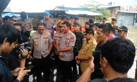 Kapolda Metro Jaya, Irjen Pol. Drs. Nana Sudjana Tinjau Langsung Lokasi Banjir Periuk Kota Tangerang