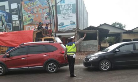 Protab Gatur Lalin Sore Hari Personil lantas Polsek Cipondoh di Lintasan Jl.Kh.Hasyim Asyari Simpang Tiga Gondrong Cipondoh