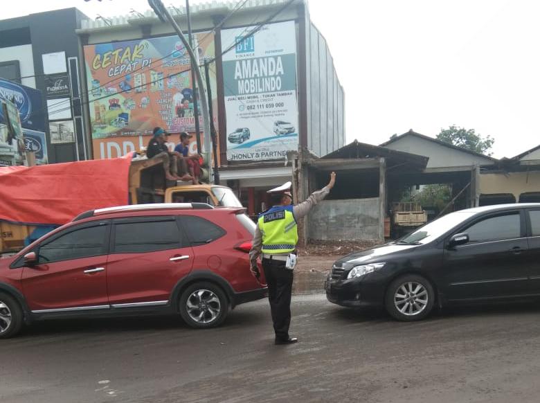 Protab Gatur Lalin Sore Hari Personil lantas Polsek Cipondoh di Lintasan Jl.Kh.Hasyim Asyari Simpang Tiga Gondrong Cipondoh