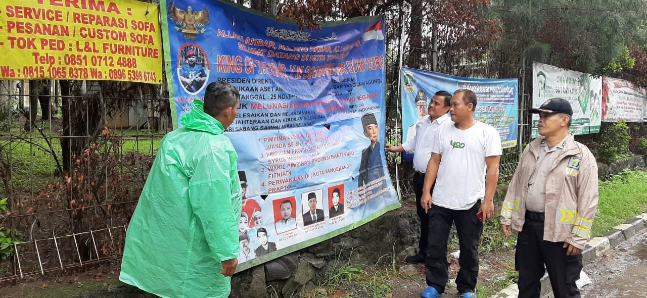 Bhabinkamtibmas Kel. Petir, Aiptu Insan Nurdin.S. Lakukan Pengecekan Kembali Baleho atau Spanduk  King of The King.