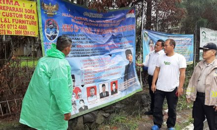 Bhabinkamtibmas Kel. Petir, Aiptu Insan Nurdin.S. Lakukan Pengecekan Kembali Baleho atau Spanduk  King of The King.