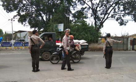 AKP Bambang Melaksanakan Fungsi Mentor Lantas Pada Gatur Lalin Siang Hari Bersama Siswa Polwan