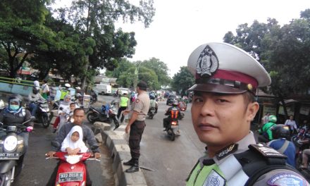 ANGGOTA PERSONIL  POLSEK BATU CEPER BERGEGAS TURUN KE JALAN UNTUK GATUR LALIN DI SEPANJANG JALAN UTAMA JL. DAAN MOGOT DAN JL. MAULANA HASANUDIN BATU CEPER TERAPKAN PELAYANAN PRIMA KEPOLISIAN