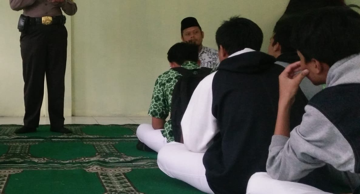 Sambang Polkis Bhabinkamtibmas Ke Sekolah Untuk Mencegah Terjadinya Tawuran Pelajar