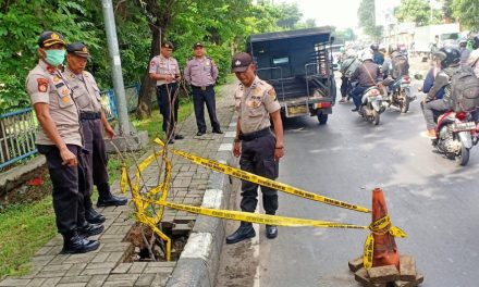 Kapolsek Batu Ceper Kompol Wahyudi.SH tinjau adanya lubang besar yang berada di JL.Daan Mogot Km.19,7 Kec.Batu Ceper Kota Tangerang