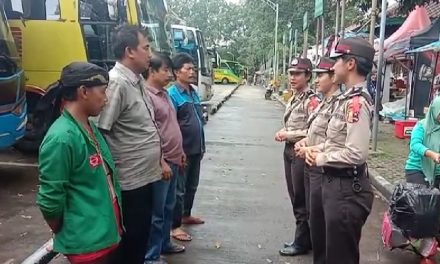 Para Polwan Latja Mengajak Supir Melakukan Yel Yel Keselamatan