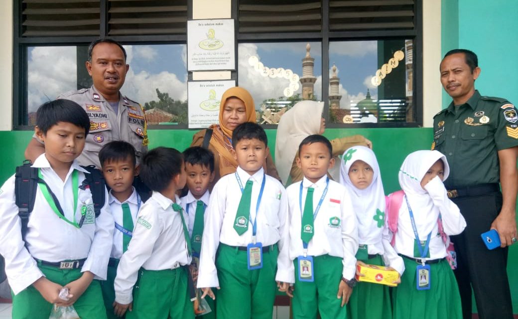 Aiptu Mulyadih Bertatap Muka Dengan Siswa Di Depan Kelas