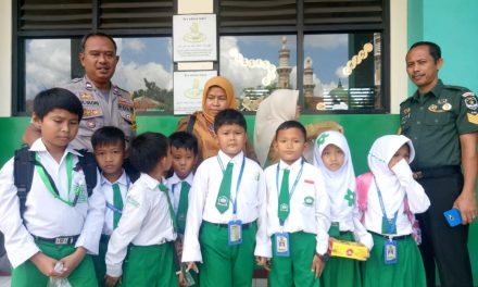 Aiptu Mulyadih Bertatap Muka Dengan Siswa Di Depan Kelas