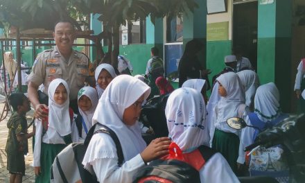 Di Depan Kelas, Aiptu Mulyadih Ajak Siswa Rajin Belajar