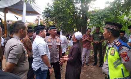 Kapolsek Cipondoh Takziah Ke Pemakaman Ayahanda Ustadz Yusuf Mansyur