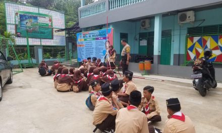 Sambang Polkiss, Aiptu Mulyadih Berikan Pembinaan Pada Giat Eskul Pramuka di MTs Mubarok