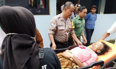 Sinergitas Bhabinkamtibmas Bersama 3 Pilar Kelurahan Cipondoh Bantu Warga yang Sakit Keras