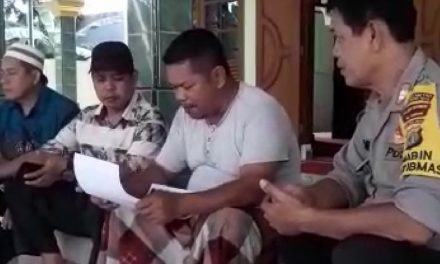 Cegah Penyebaran  Virus Corona, Bhabinkamtibmas Bersama Pengurus DKM Mushola Sosialisasikan Maklumat Kapolri