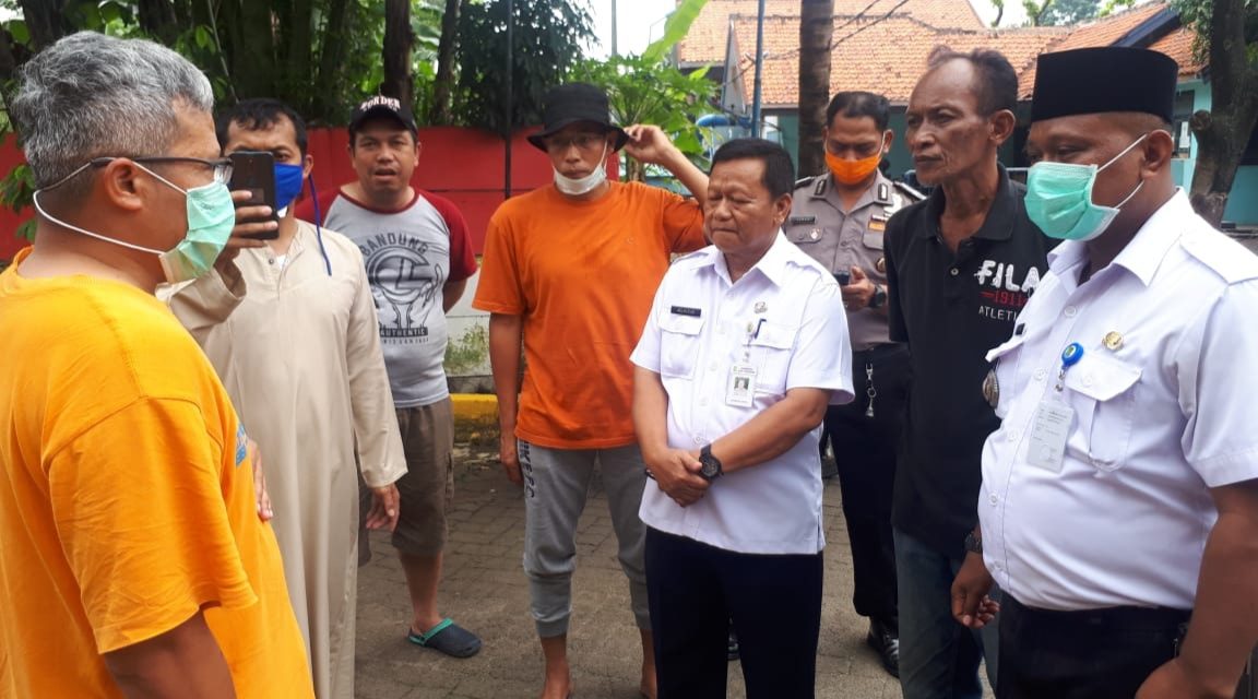 Aiptu Asmad dan Unsur Tiga Pilar Laksanakan Penyemprotan Desinspektan di  Perumahan Buana Gardenia Pinang