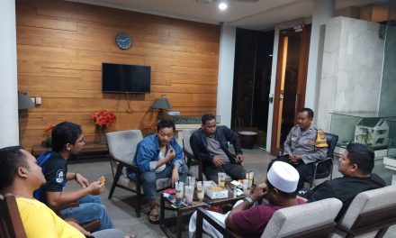 Bhabinkamtibmas Lakukan Penyuluhan Menyikapi Virus Corona Saat Rapat Bersama Warga