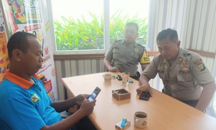 Bhabinkamtibmas Kel. Sudimara Pinang dan Wakapolsek Cipondoh Laksanakan Kunjungan DDS kepada Pihak Keamanan Pasar Modern