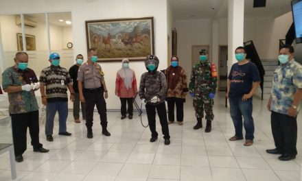 Polsek Neglasari Bersama 3 Pilar Lakukan Penyemprotan Desinfektan di Gereja