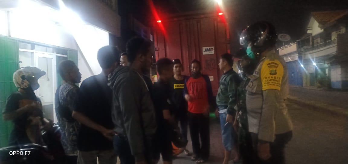 Kedapatan Berkumpul, Sejumlah Warga Di Bubarkan Binmas Polsek Neglasari