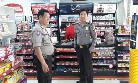 Aiptu Suhandi Melaksanakan Pemantauan Toko Mini Market di Jl Kh Hasyim Ashari Kel. Kenanga