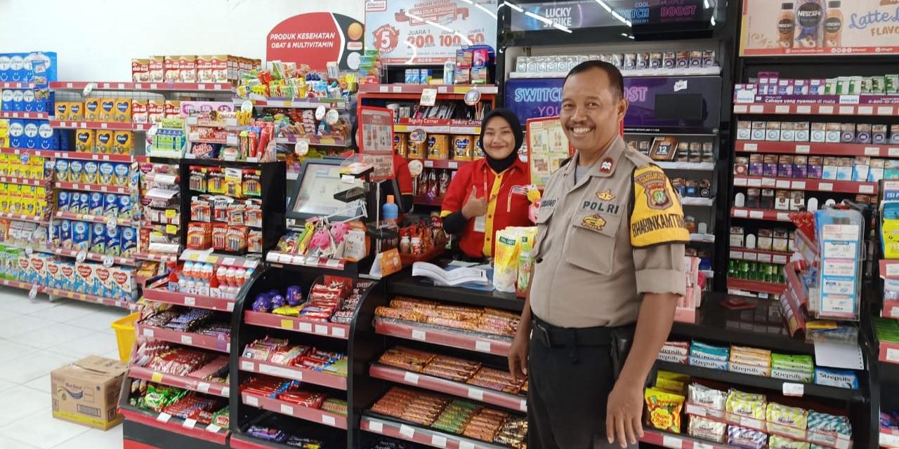 Aiptu Sukarno Monitoring Toko Mini market dan Pasar tradisional Terkait Panic Buying di Kel. Cipondoh