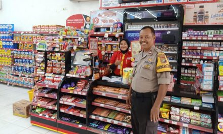 Aiptu Sukarno Monitoring Toko Mini market dan Pasar tradisional Terkait Panic Buying di Kel. Cipondoh