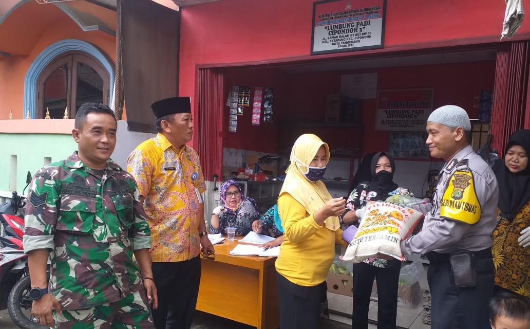 Bhabinkamtibmas Kel. Ketapang bersama Unsur Tiga Pilar Kel. Ketapang melaksanakan   Pemberian sembako PKH