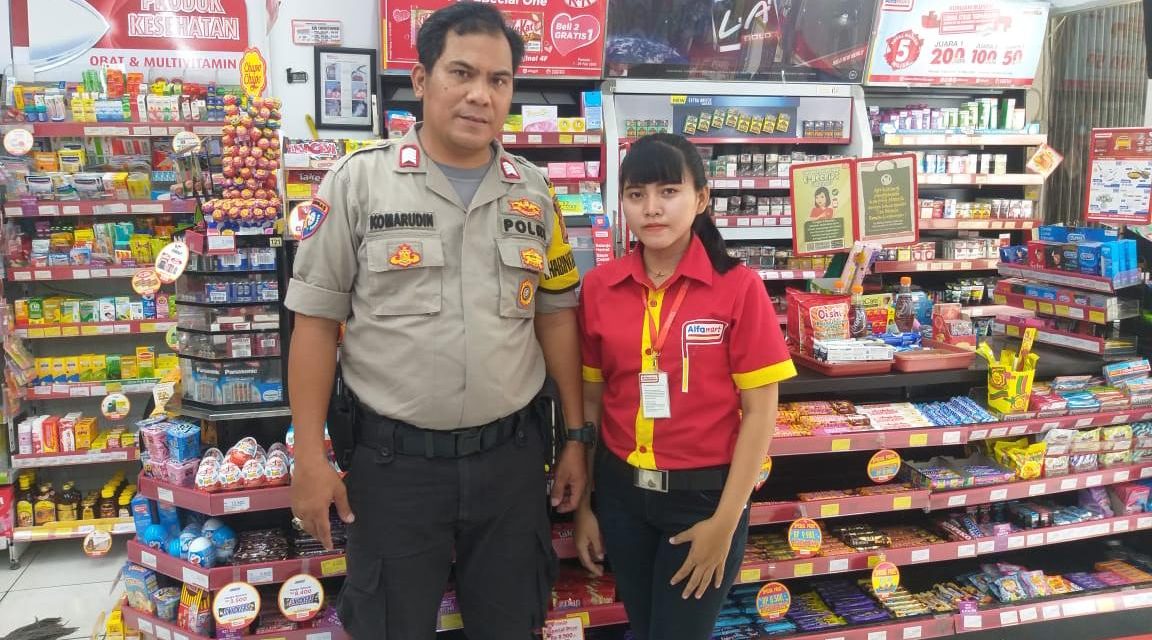 Bripka Komarudin Melaksanakan Monitoring Mini market & Supermarket di Kel. Poris Plawad