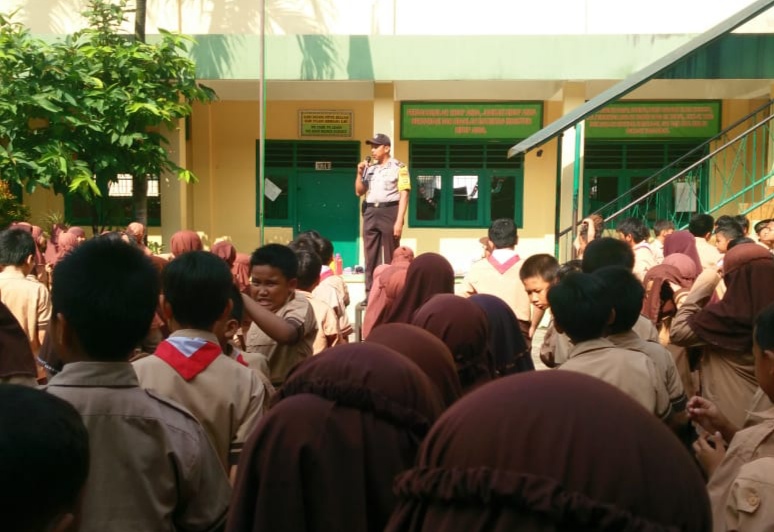 Demi Terciptanya Kenyamanan Lingkungan Sekolah, Aiptu T.Raharjo Sambang Polkiss ke Sekolah SD Islam Yakmi