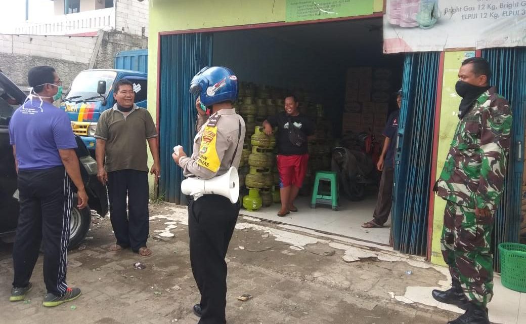 Bhabinkamtibmas Kel. Pakojan Bersama Unsur 3 Pilar Kel. Pakojan, Team FKTS Lakukan Penyemprotan Desinfektan Cegah Virus Corona