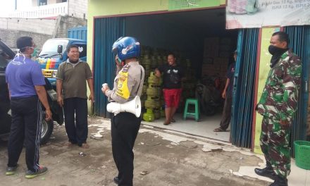 Bhabinkamtibmas Kel. Pakojan Bersama Unsur 3 Pilar Kel. Pakojan, Team FKTS Lakukan Penyemprotan Desinfektan Cegah Virus Corona